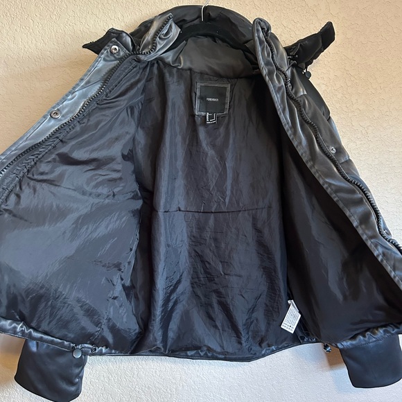 Forever 21 Shiny/Metallic Black Quilted Puffer Coat, Detachable Hood - Picture 7 of 7
